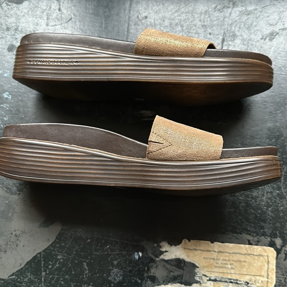 Donald J Pliner slides - Picture 7 of 8